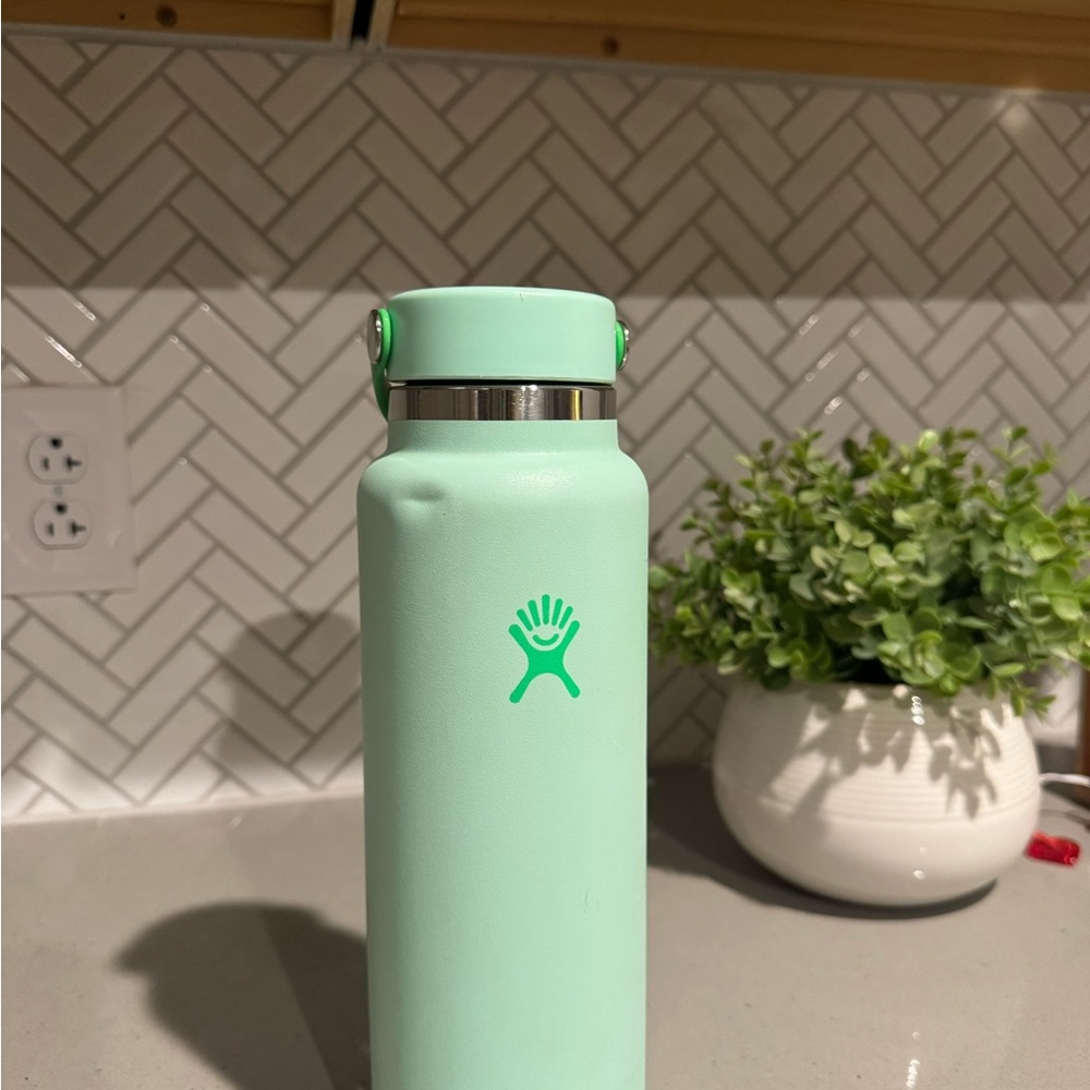 Limited Edition 40oz Hydro Flask - Picture 5 of 8